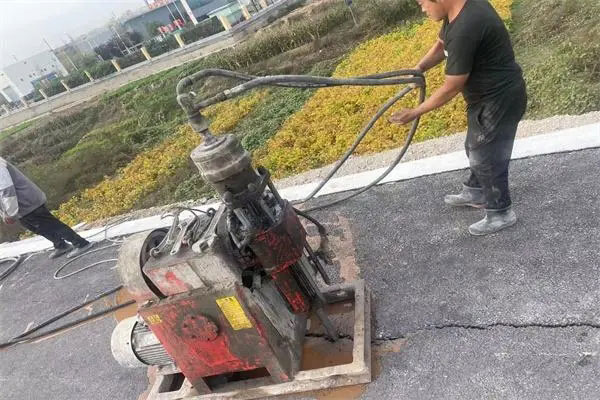 新密马路面下沉注浆加固